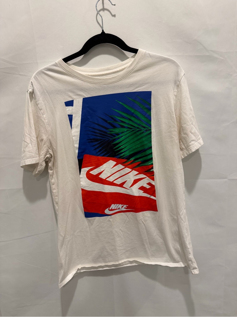 NWOT Nike Sportswear Shoebox
Graphic Tee Shirt White 911950-100 size medium.